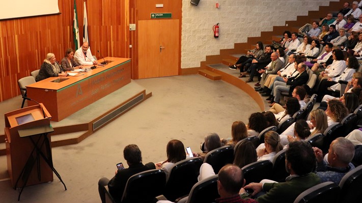 La escucha activa de profesionales, Colegios Profesionales, asociaciones y organizaciones sindicales serán su guía 