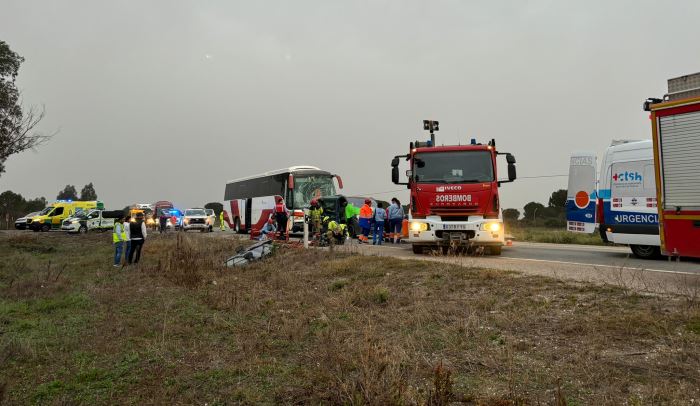 El choque de un autobús con una furgoneta en Almonte deja seis heridos