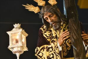 Imágenes del Lunes Santo 2024 en Huelva: Perdón, Cautivo, Tres Caídas y Calvario