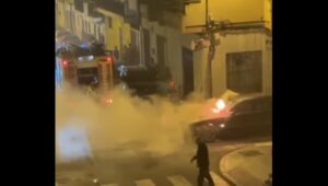 Vídeo: Un coche sale ardiendo en plena calle en Huelva