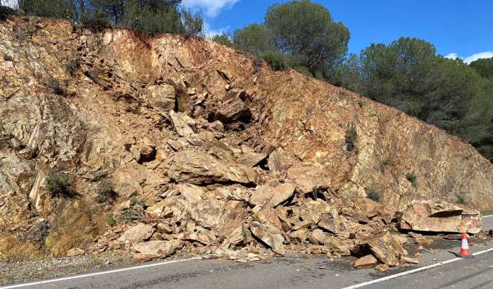 Derrumbe de rocas en la carretera entre Nerva y El Madroño