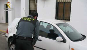 Tres investigados, uno de ellos menor, por daños y robos en 15 coches en San Bartolomé