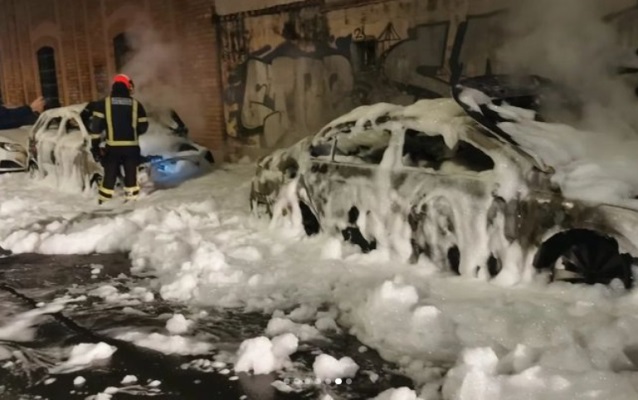 Arde un coche de madrugada en Huelva y las llamas afectan a otros cinco