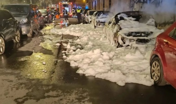 Arde un coche de madrugada en Huelva y las llamas afectan a otros cinco