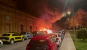 Arde un coche de madrugada en Huelva y las llamas afectan a otros cinco