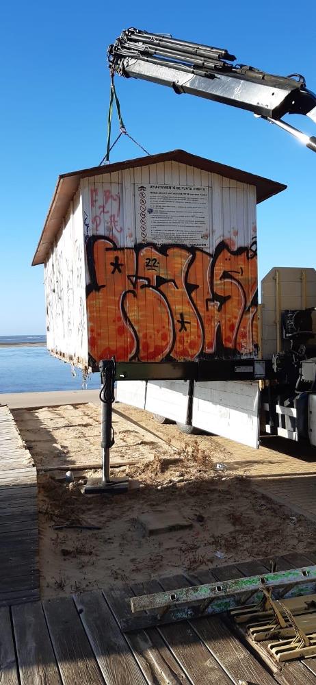 Retiran el módulo de la playa de El Portil, en suspensión tras el paso de la borrasca Mónica