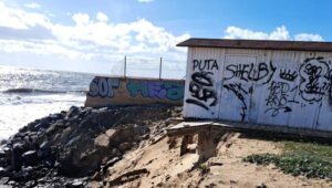 Retiran un módulo de la playa de El Portil en suspensión tras el paso de la borrasca Mónica