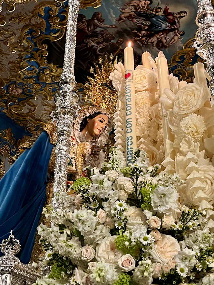 Alcores realiza una ofrenda floral a la Virgen de los Ángeles