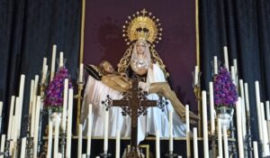 El Santo Entierro, sin costaleros ni capatáz para sacar a la Virgen de las Angustias