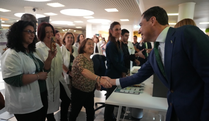 El presidente de la Junta inaugura el nuevo PET-TC del hospital Juan Ramón Jiménez