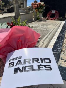 Flores en la tumba de William Martin el día que empieza la 'Operación Barrio Inglés'