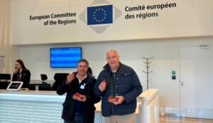 UPA reparte en Bruselas más de mil tarrinas de fresas de Huelva
