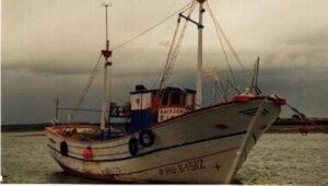 Rescatados los tres tripulantes de un pesquero hundido en la Costa de Huelva