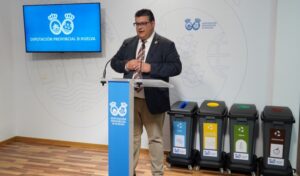 Diputación distribuye contenedores de recogida selectiva en pueblos menores de 10.000 habitantes