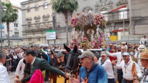 Emigrantes retoma su paso por el Ayuntamiento en su salida a El Rocío