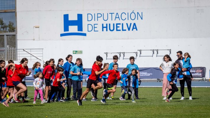 María Forero comparte una tarde de entrenamiento con jóvenes atletas en el Estadio Iberoamericano