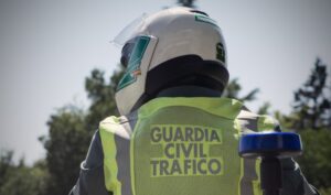 La Guardia Civil salva la vida a un conductor que sufrió un infarto al volante en Almonte atropellado motoristas