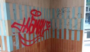 Eliminación de pintadas: cada mes se limpian en Huelva una media de 100 grafitis