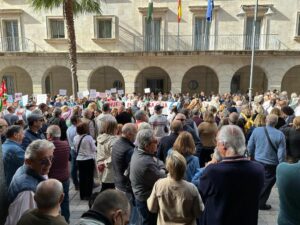 Unos 300 onubenses se concentran en Huelva para defender la sanidad pública