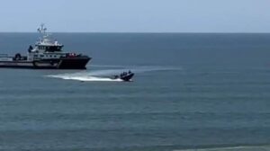 Vídeo: Narcos lanzan al mar 600 kilos de cocaína en la playa de Matalascañas