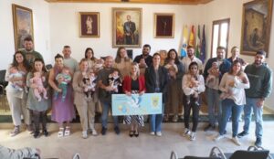 El Ayuntamiento de Palos de la Frontera apoya a sus vecinos más jóvenes y más mayores