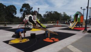 El 'nuevo' parque infantil de la plaza de la Paz de Palos estará listo en unos días