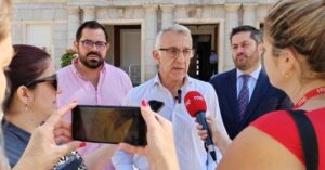 El PSOE entregará las firmas contra el «tarifazo» del agua en Giahsa al Defensor del Pueblo