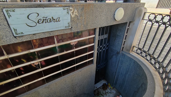 Reclaman la reapertura de los baños públicos de la plaza de las Monjas "tras diez meses cerrados"