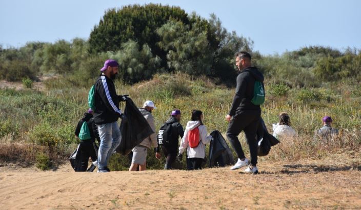 Internos de la prisión de Huelva recogen residuos en la playa de La Canaleta