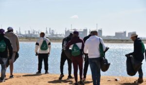 Internos de la prisión de Huelva recogen residuos en la playa de La Canaleta