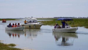 La llegada de la filial de Punta Umbría en barcas abre las puertas a la romería de Montemayor