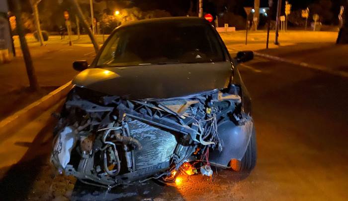 Un aparatoso accidente acaba con un coche volcado en El Portil