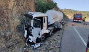 Herido el conductor de un camión en un accidente en la N-435, a la altura de Cumbres de Enmedio