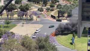 Coche ardiendo en. la Avenida de Andalucía