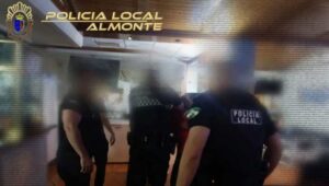 Dos reyertas en un mismo bar de Almonte acaban con dos detenidos