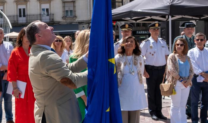 El izado de la bandera de la UE centra la celebración del Día de Europa en Huelva