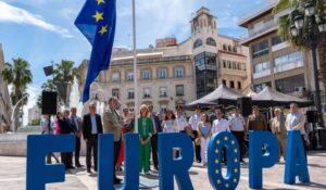 El izado de la bandera de la UE centra la celebración del Día de Europa en Huelva