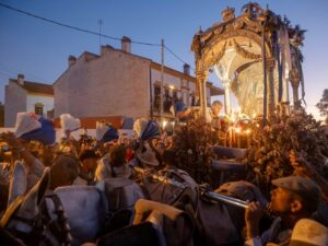 Rocío 2024: Imágenes de la entrada de la Hermandad de Huelva en la aldea
