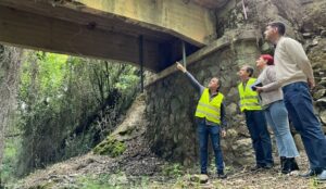 Diputación invierte 75.000 euros en obras de mejora en el puente de acceso a La Nava