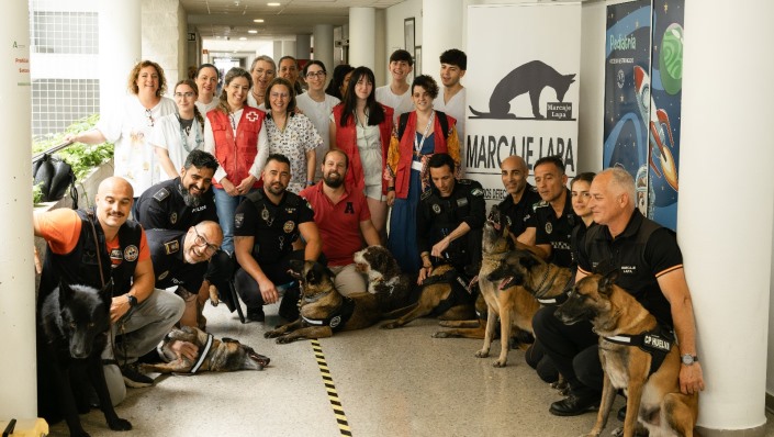 Perros policía vistan a los niños hospitalizados en el Juan Ramón Jiménez 