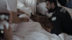 Perros policía vistan a los niños hospitalizados en el Juan Ramón Jiménez