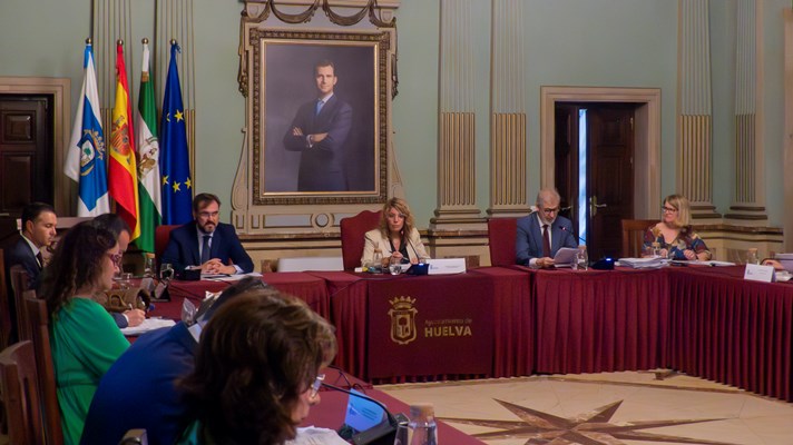 El pleno de Huelva pide que el billete de tren cueste la mitad para "compensar el mal servicio"