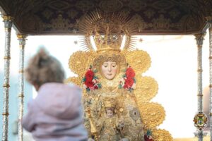 La Virgen del Rocío regresa a su ermita tras once horas de procesión por la aldea rosario