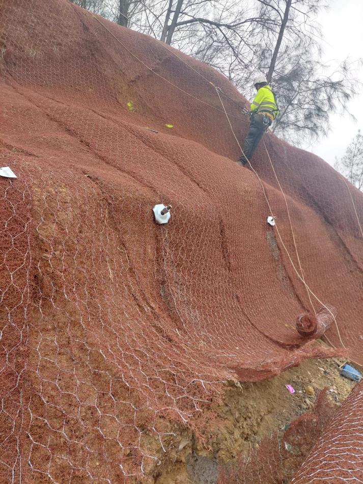 Refuerzan el talud del cabezo de las traseras de la Casa Colón para "garantizar la seguridad"