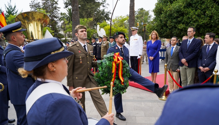 La bandera de España preside la plaza 12 de Octubre de la capital