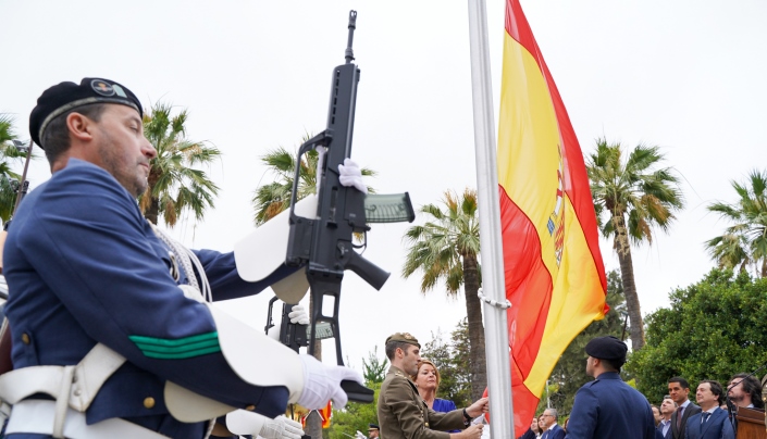 La bandera de España preside la plaza 12 de Octubre de la capital