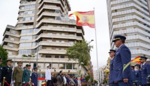 La bandera de España preside la plaza 12 de Octubre de la capital