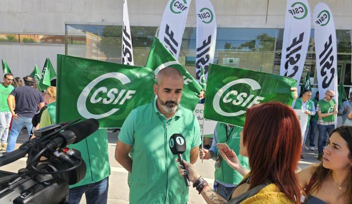 CSIF protesta en Huelva para exigir el aumento de las plantillas docentes