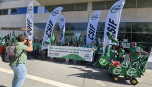 CSIF protesta en Huelva para exigir el aumento de las plantillas docentes