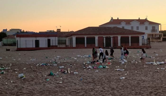 Las playas de Punta Umbría amanecen limpias tras una "tranquila" noche de San Juan 